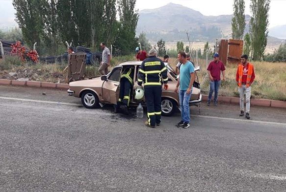 Otomobilde çıkan yangını itfaiye söndürdü