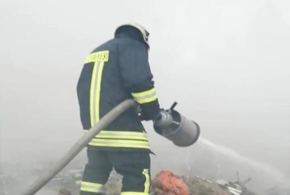 Fabrikanın geri dönüşüm alanında çıkan yangın 3 saatte söndürüldü