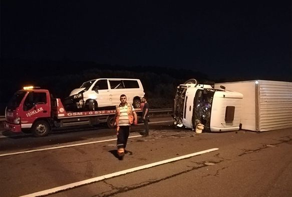 Kamyon ile minibüs çarpıştı: 2’si çocuk 10 yaralı