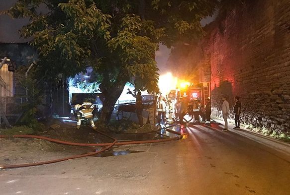 İki katlı ev alev alev yandı: 1 ölü, 1 yaralı