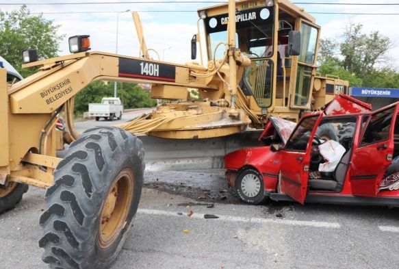 Kayseri'de greydere çarpan otomobil pert oldu: 1 ölü, 2 yaralı