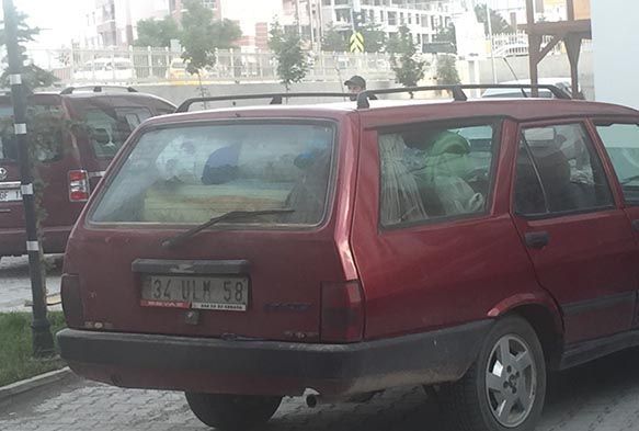Aşık genç, babası ile tartışıp otomobilden atladı