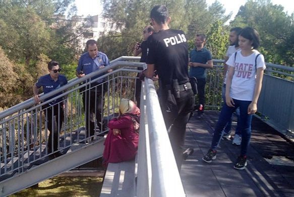 Korkuluklarda oturan kadn ekipleri harekete geirdi