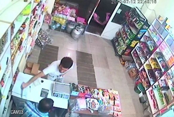 Bıçakla tehdit ettiği bakkalın 350 lirasını gasp etti