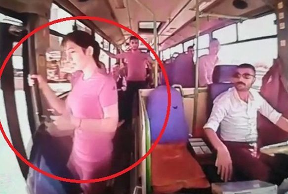 Genç kız halk otobüsünden düştü