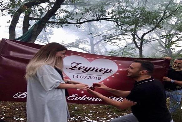 Elinde silahla ateş ede ede evlilik teklifi yaptı