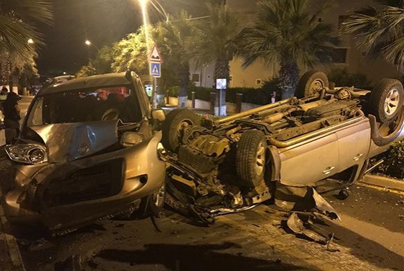 Kamyonet park halindeki araçlara çarptı: 1 yaralı