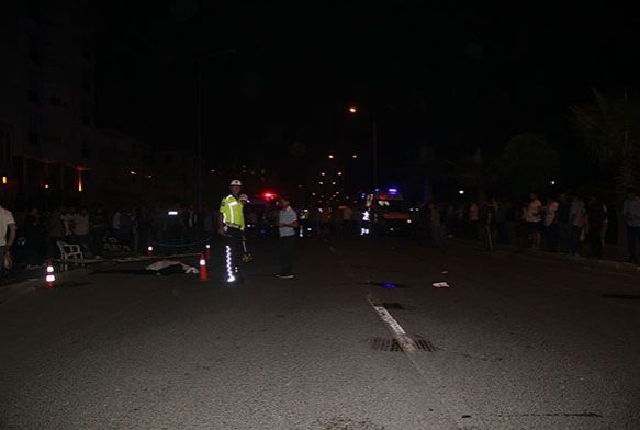 Yayalara çarpıp ters şeride geçti: 2 ölü 1 yaralı