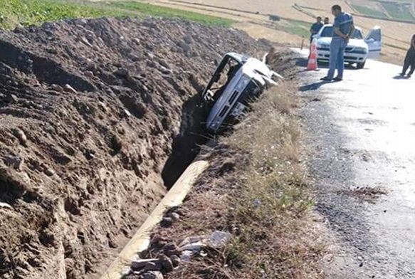 Otomobil doğalgaz kanalına düştü