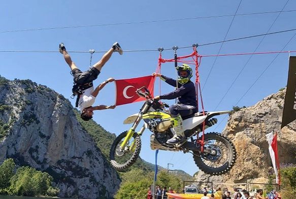 Motosikletle zipline yapt