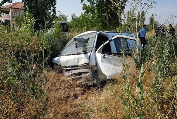 Direksiyon hakimiyeti kaybolan minibüs şarampole devrildi