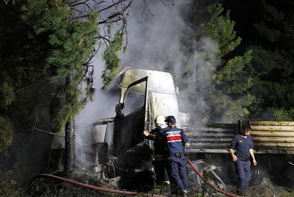 Lastiinin patlamas sonucu ormanlk alana uan tr yanarak kl oldu