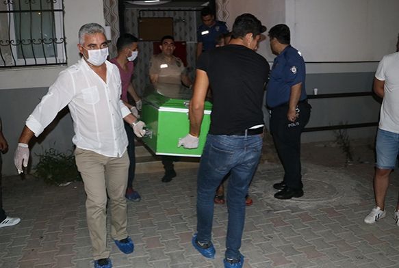 Travestinin evinde yakaladığı babasını bıçaklayarak öldürdü