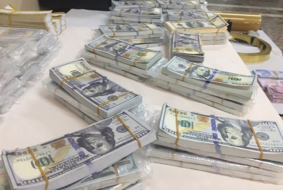 Evlerinden sahte 2 milyon dolar çıktı