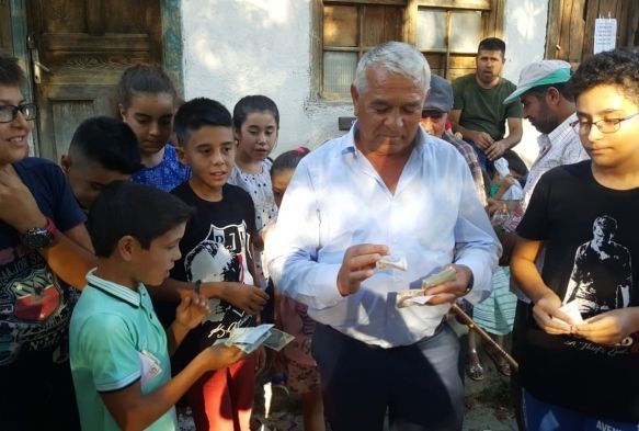 Antalyalı işadamı mezarlık ziyareti yapanları paraya boğdu