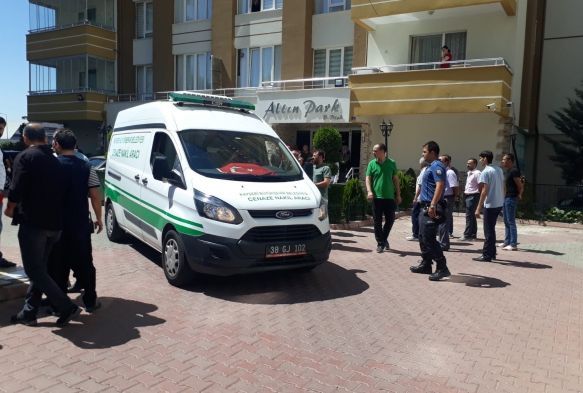 Evlatlık olduğunu öğrenen şahıs annesini öldürdükten sonra intihar ett
