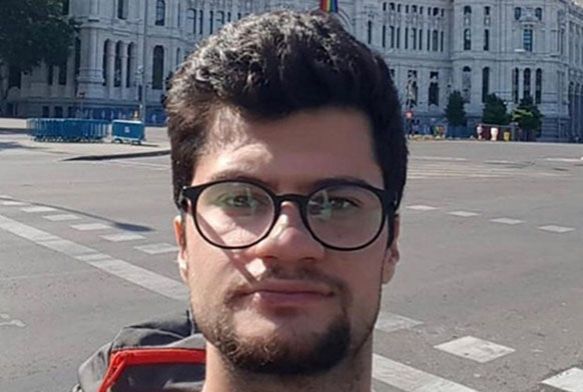 Tramvay duranda oturan genci baklayarak ldrdler