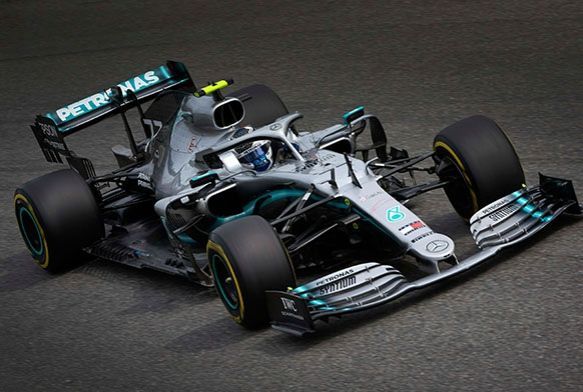 Mercedes, talyada pilotlarn podyuma tad