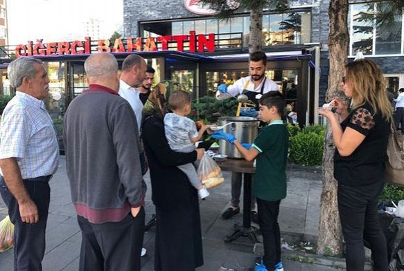 Ciğerci Bahattin'den Aşure İkramı