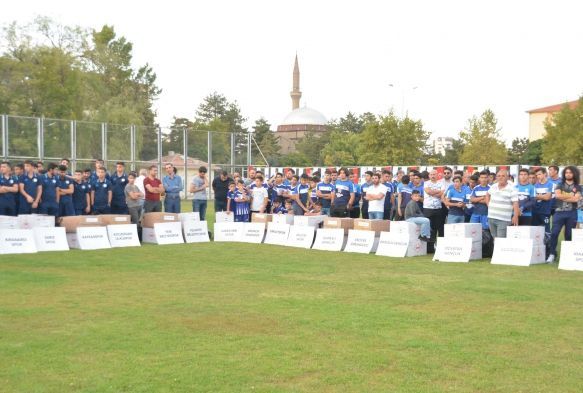 Amatr futbol kulplerine malzeme yardm yapld