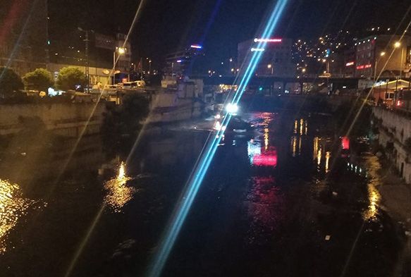 ehir merkezindeki derede off-road yaptlar