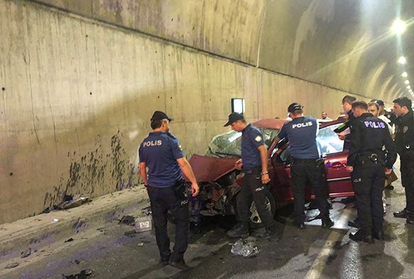 Trafik kazası: 2 ölü 1 yaralı