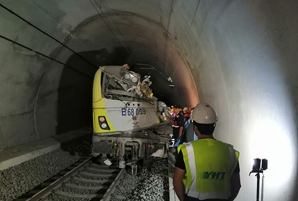 Klavuz tren raydan kt, 2 makinist yaamn yitirdi
