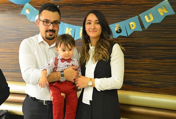 Avukat çift oğullarının ilk yaş gününü kutladı