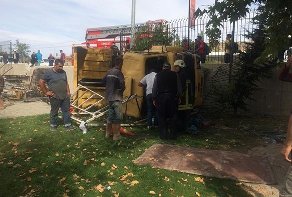 Otomobile arpan kamyon lunapark bahesine devrildi: 5 yaral