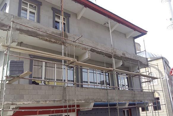 Belediye binasna pompalyla 15 el ate edip kat