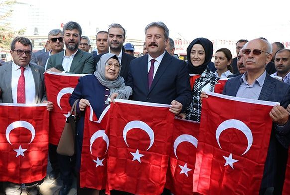 Cumhuriyet Meydanı Türk bayrakları ile donatıldı