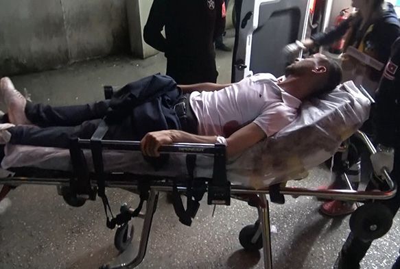 Arkadan aramak iin parkta oturan genci baklad
