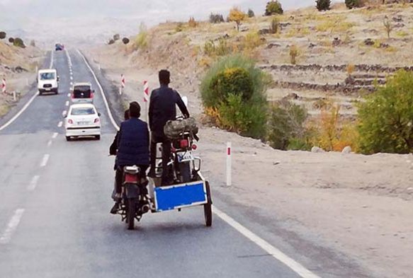 Motosiklet sepetinde tehlikeli yolculuk
