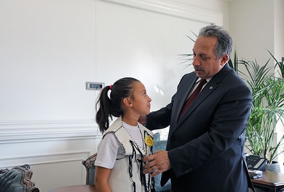 Pati Ky'nn muhtar yeleini giydi
