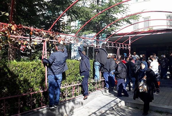 Cesedi grmek iin demirlere trmandlar