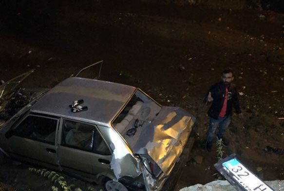 Su kanalna uan otomobili brakt, kaybolan altnlarn arad