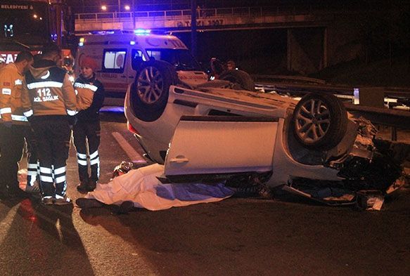 Otomobil kamyona arkadan arparak takla att: 2 l, 1 yaral