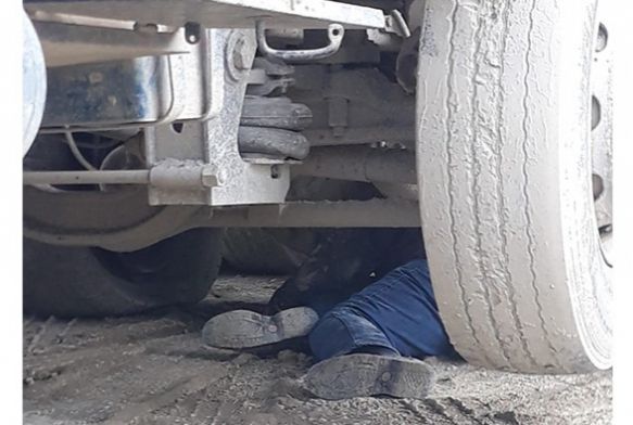 Kamyonun altnda kalan ii hayatn kaybetti