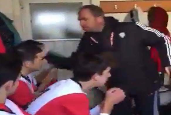 Futbolcularn tokatlayan antrenrn cezas onand