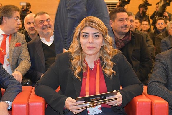 Sper Lig tarihinin ilk kadn bakan Berna Gzba