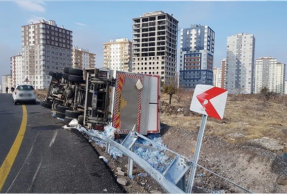 Su ykl kamyonet devrildi: 2 yaral
