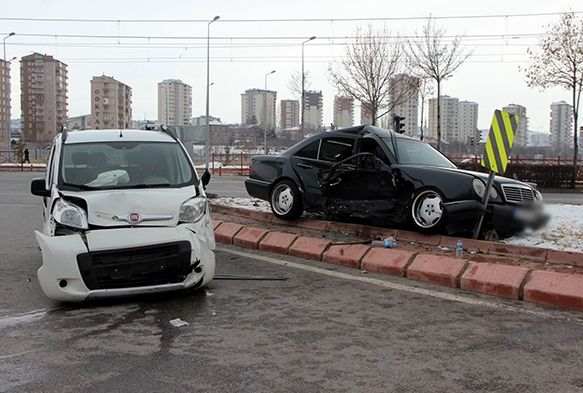Otomobil ile ticari ara arpt: 9 yaral
