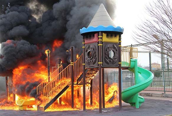 Kayseri'de ocuk park benzin dklerek, yakld