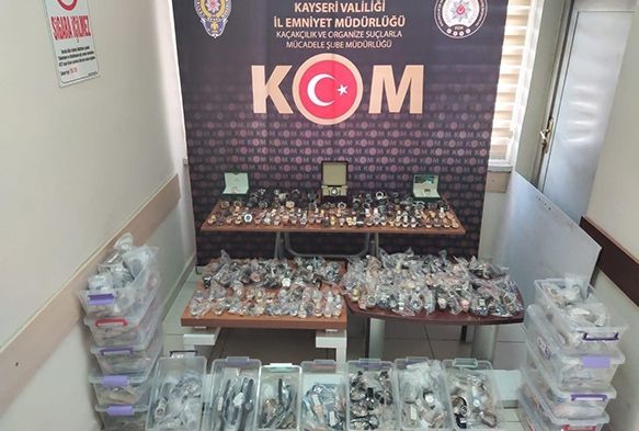 Kaaklk polisinden 500 bin TL'lik kaak saat operasyonu