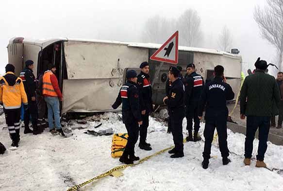  Yolcu otobs devrildi: 29 yaral
