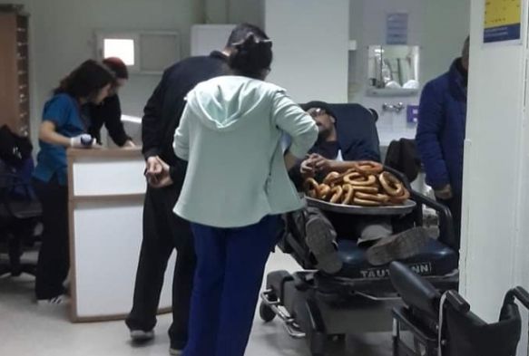 Acilde bile simit tezgahını elinden bırakmadı