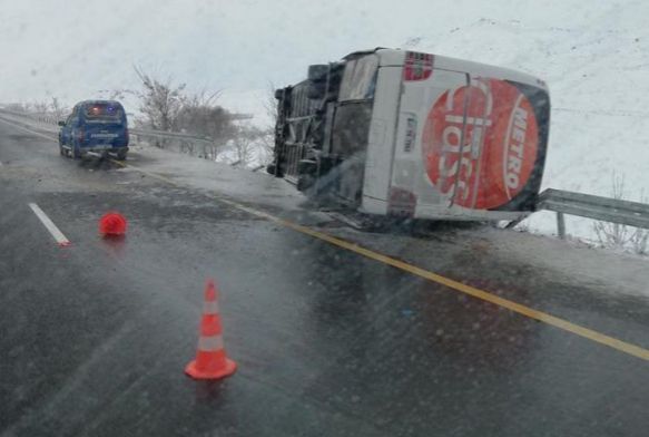 Krehir'de yolcu otobs devrildi: 14 yaral