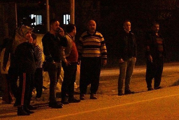 Merakl kalabalk korona virse aldrmadan yangn izledi
