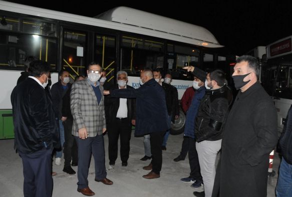 Halk otobs ofrleri gnderilen 'mesaj' zerine yol kapatp eylem yap