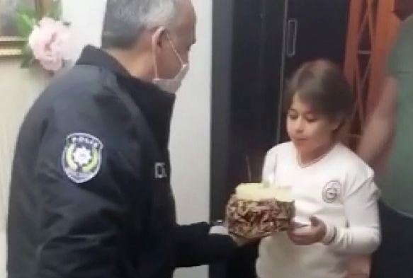 Polis ekiplerinden 10 yana giren Emir Kaan'a 'Pasta' srprizi